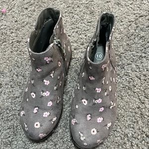 Kids boots size 10